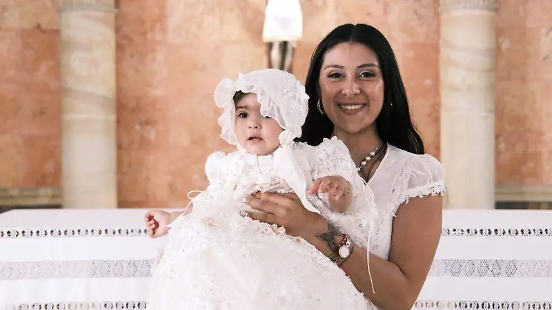 Paulina Parra con la pequeña Fátima
